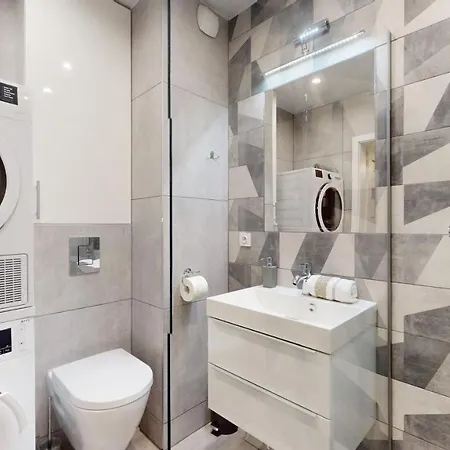 Family House Near The Market Square -perfect For Family & Business - Ksiecia Witolda Street 500 Steps To Market Square - 2 Bedrooms,2 Parking Places 弗罗茨瓦夫