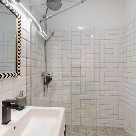 Family House Near The Market Square -perfect For Family & Business - Ksiecia Witolda Street 500 Steps To Market Square - 2 Bedrooms,2 Parking Places 公寓 *